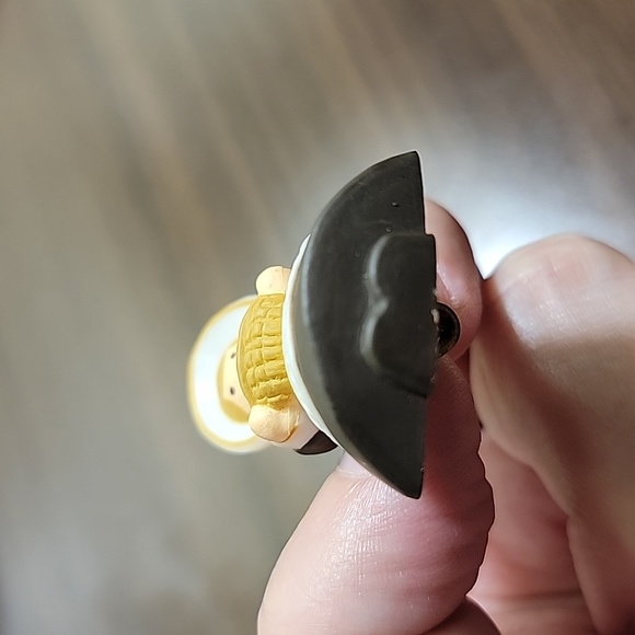 Hallmark Cards Holiday Thanksgiving Pilgrim Lady Girl Vintage Brooch - Picture 5 of 6